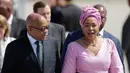 Presiden Afrika Selatan, Jacob Zuma bersama istrinya Thobeka Madiba Zuma tiba di Hamburg, Jerman, Kamis (6/7). Sejumlah kepala negara telah tiba di Hamburg jelang pembukaan KTT G20 pada 7-8 Juli 2017. (AP/Markus Schreiber)
