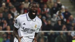 Bek Real Madrid, Antonio Rudiger berselebrasi usai mencetak gol ke gawang Shakhtar Donetsk pada pertandingan lanjutan grup F Liga Champions di stadion Polish Army Stadium di Warsawa, Polandia, Rabu, 12 Oktober 2022. Shakhtar Donetsk bermain imbang atas Real Madrid 1-1. (AP Photo/Michal Dyjuk )