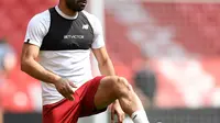 Gelandang Liverpool, Mohamed Salah berusaha mengontrol bola saat latihan tim di stadion Anfield, Inggris (21/5). Liverpool kali pertama menghadapi Madrid di final Piala Champions musim 1980/1981. (AFP Photo/Paul Ellis)