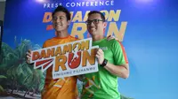 Brand Ambassador Danamon, Daniel Mananta, bersama Chief Marketing Officer Danamon, Toni Darusman, hadir dalam konferensi pers Danamon Run 2017 yang akan digelar di Ancol (10/9/2017). (Bola.com/Zulfirdaus Harahap)