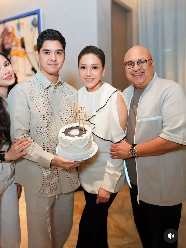 Alyssa Daguise dan Maia Estianty tampil serba putih saat ulang tahun Al Ghazali ke-28. [@maiaestiantyreal]