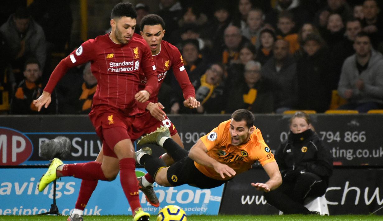 Pemain Liverpool Alex Oxlade-Chamberlain (kiri) menggiring bola melewati pemain Wolverhampton Wanderers Jonny pada pertandingan Liga Inggris di Molineux Stadium, Wolverhampton, Inggris, Kamis (23/1/2020). Liverpool menang 2-1. (AP Photo/Rui Vieira)