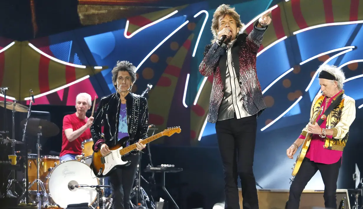 Band Veteran asal Inggris The Rolling Stones mengelar konser bertajuk "Amerika Latin Ole Tour" di Santiago, Chili (3/2). The Rolling Stones memberikan fans kesempatan memilih satu lagu pada konser melalui polling online. (REUTERS/Rodrigo Garrido)