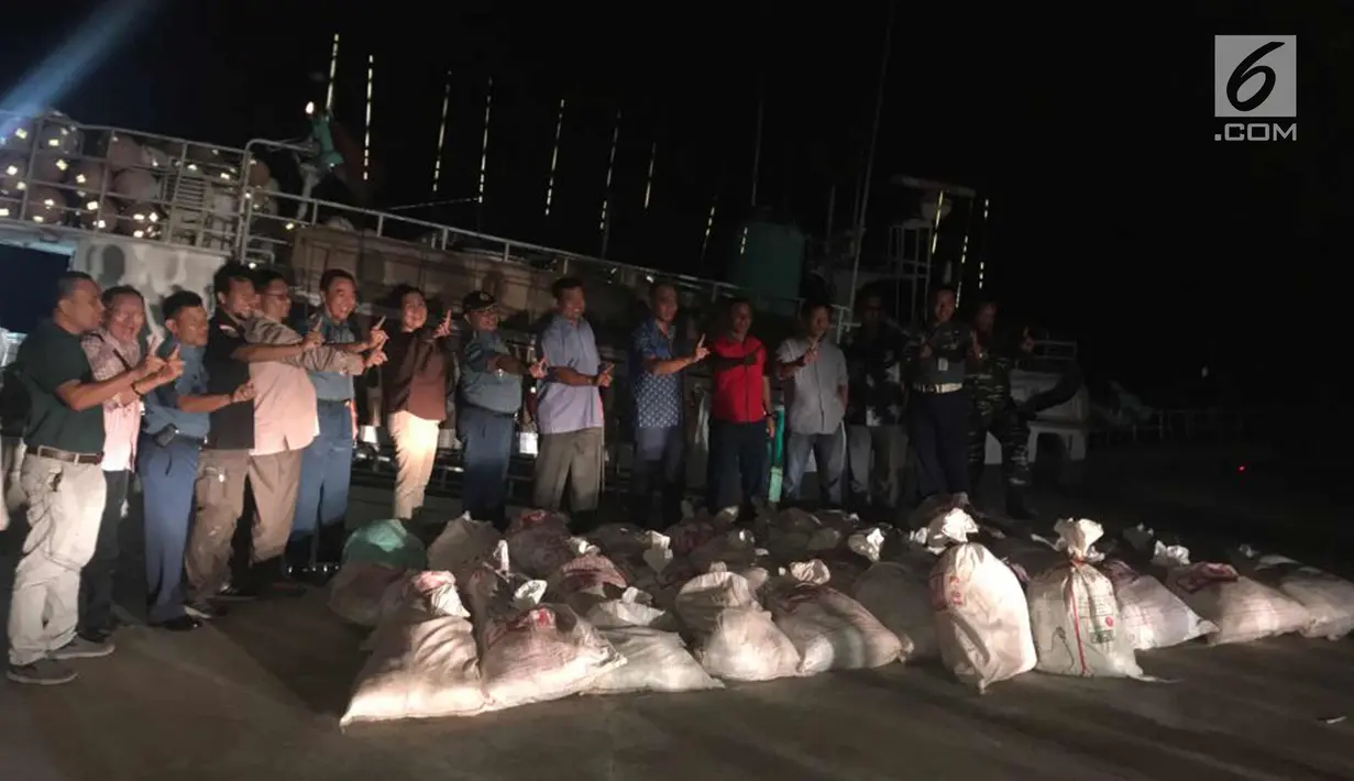 Barang bukti sabu 1 ton diperlihatkan saat Operasi Pengamanan Perbatasan (Pamtas) RI-Singapura 2018 di selat Philips, Batam (7/2). Awak kapal dan barang bukti telah diamankan untuk dilakukan pemeriksaan lebih lanjut. (Liputan6.com/HO/Armabar TNI AL)