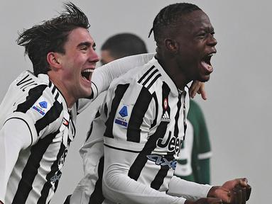 Dua pemain anyar Juventus, Dusan Vlahovic dan Denis Zakaria masing-masing menyumbang satu gol ke gawang Hellas Verona dalam laga Liga Italia 2021/2022, Minggu (6/2/2022). Dengan kemenangan 2-0, Juventus memperbaiki posisi mereka dengan naik ke posisi ke-4. (AFP/Isabella Bonotto)