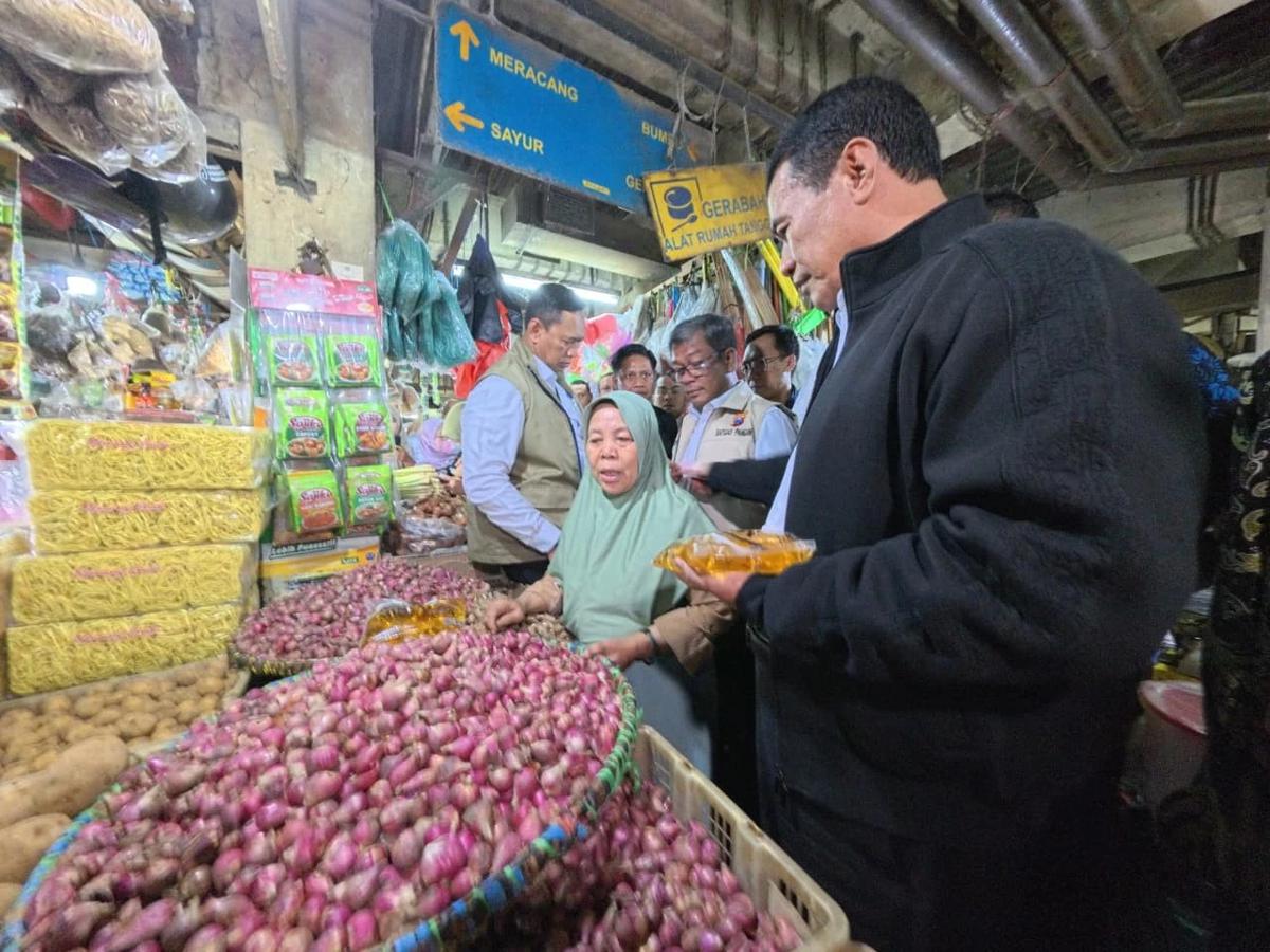 FOTO: Sidak Pasar Wonokromo, Mentan Tegaskan Harga Pangan Aman