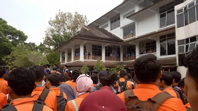 Demo Mahasiswa tolak parkir berbayar di Jambi