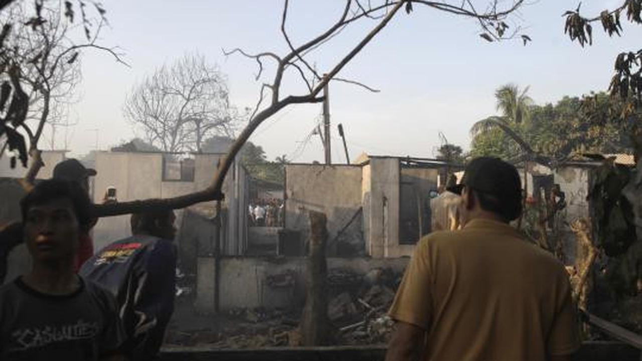 Rumah hancur, warga selamatkan benda berharga