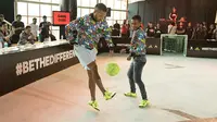 Raphael Maitimo bertanding melawan Ramdani Lestaluhu pada pembukaan Turnamen Adidas 2V2 di Jakarta, Sabtu (8/8/2015). Adidas 2V2 merupakan turnamen untuk mencari pemain street soccer  terbaik di Jakarta  (Bola.com/Vitalis Yogi Trisna)