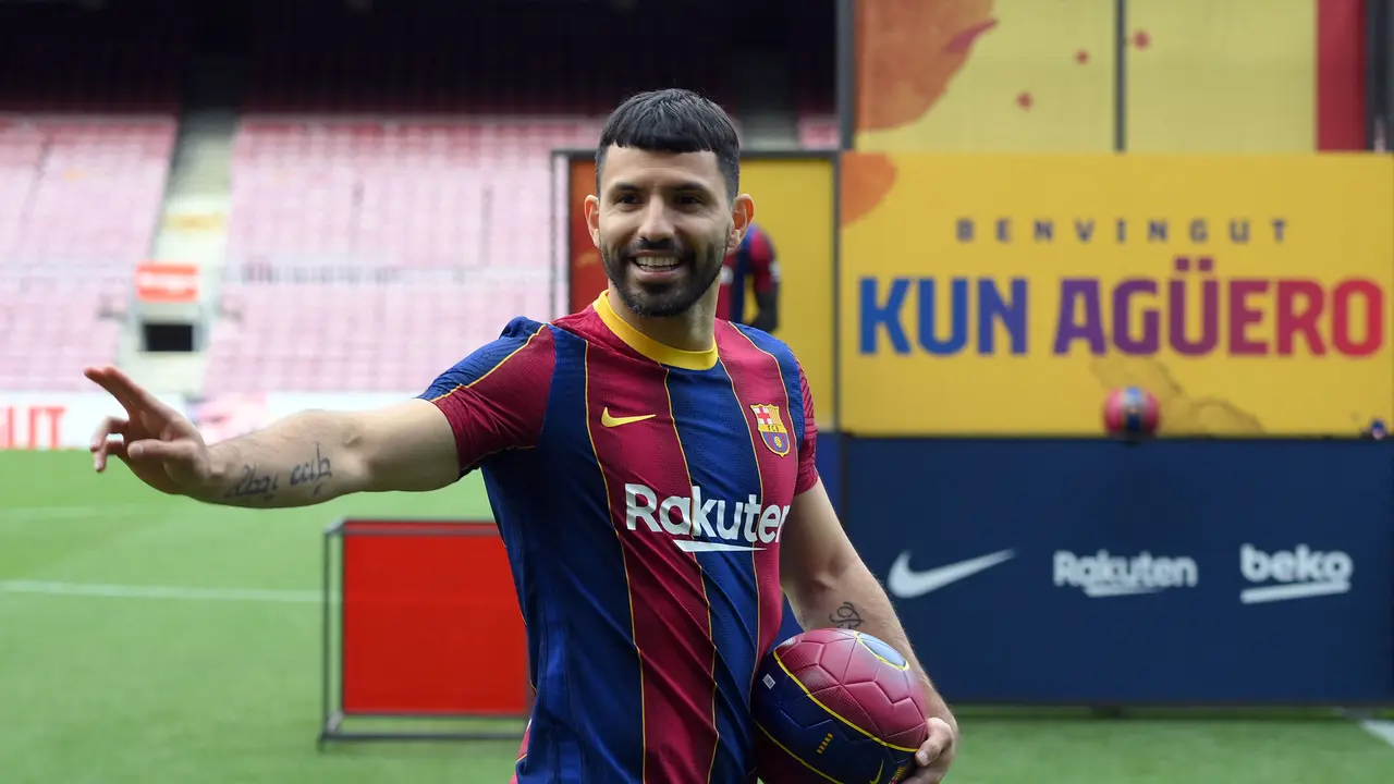 Senyum Sergio Aguero Resmi Berlabuh ke Barcelona