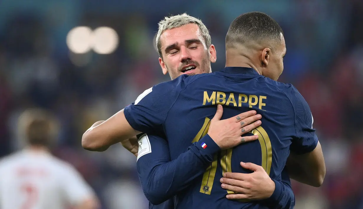 Antoine Griezmann resmi mengumumkan pengunduran dirinya dari sepak bola internasional. Tampak dalam foto, pemain depan timnas Prancis, Antoine Griezmann (kiri) bersama Kylian Mbappe saat merayakan gol pertama timnya selama pertandingan sepak bola Grup D Piala Dunia Qatar 2022 melawan Denmark di Stadion 974 di Doha pada 26 November 2022. (FRANCK FIFE/AFP)