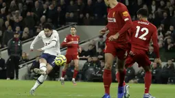 Penyerang Tottenham Hotspur, Son Heung-min menembak bola ke arah gawang Liverpool saat bertanding di Liga Inggris di Stadion Tottenham Hotspur di London, Inggris, Sabtu (11/1/2020). Liverpool menang 1-0 atas Tottenham. (AP Photo/Matt Dunham)