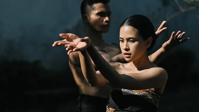 Pesona Ayu Maudy Ayunda Luwes Menari dalam Balutan Kemben Batik