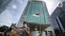 Aktivis Gerakan #BersihkanIndonesia menggelar aksi di Gedung BPJS Ketenagakerjaan, Selasa (23/11/2021). Mereka mendesak lembaga jaminan dana sosial pekerja milik negara ini berhenti terlibat dalam investasi yang merusak lingkungan dan hidup masyarakat di Kalimatan Timur. (Liputan6.com/Faizal Fanani)