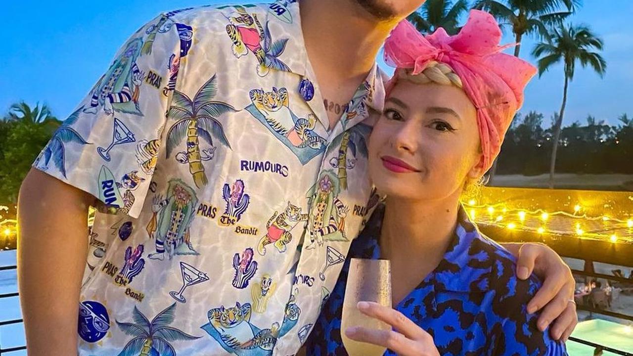 Bule Abis, 8 Foto Claudia Adinda Istri Derby Romero Tampil Dengan Gaya Vintage!