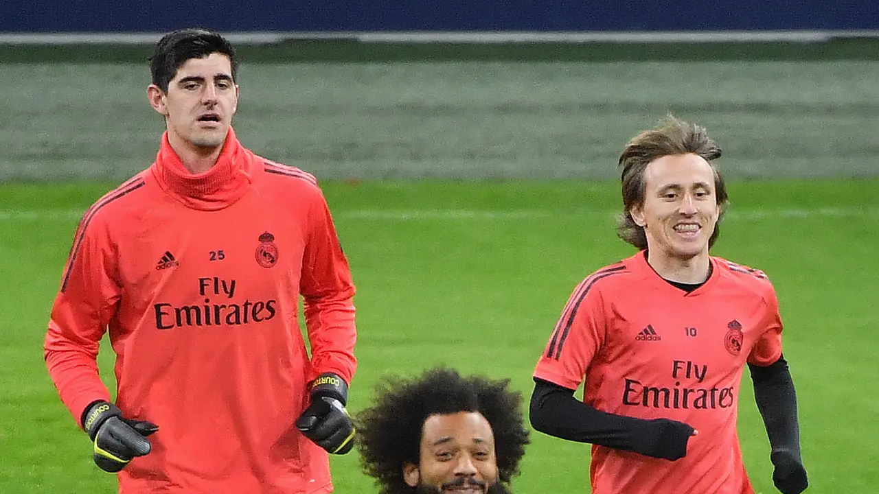 Latihan Santai Pemain Real Madrid Jelang Hadapi Ajax