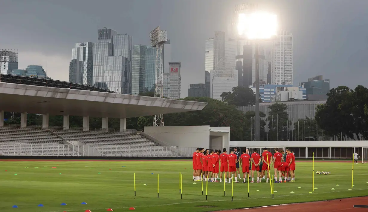 Para pemain Timnas Indonesia sesaat sebelum menggelar sesi latihan resmi jelang melawan Saint Kitts and Nevis pada laga perdana FIFA Series 2026 di Stadion Madya, Kompleks Gelora Bung Karno, Jakarta, Kamis (26/3/2026). (Bola.com/M Iqbal Ichsan)