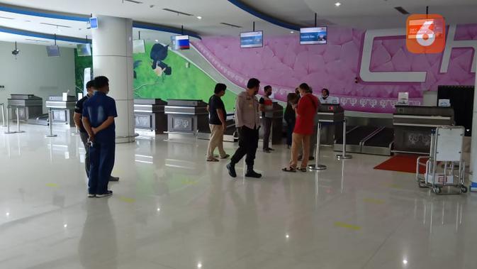 Kapolsek Kawasan Bandara Djalaludin Gorontalo, IPDA Ismet Ishak saat mengawal proses mediasi antara karyawan dan pihak perusahaan. (Arfandi Ibrahim/Liputan6.com)
