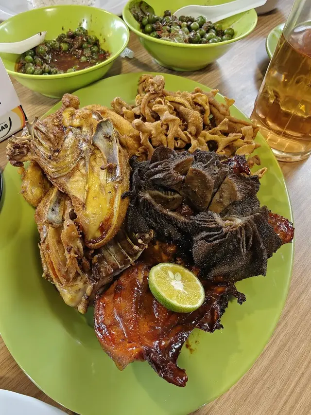 Rekomendasi Ayam Goreng Dekat Stasiun Bandung