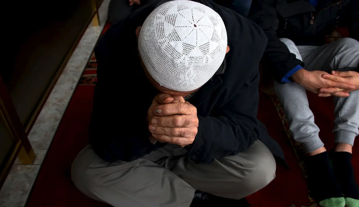 Seorang muslim Australia berdoa saat bulan ramadan di Masjid Gallipoli yang terletak di pinggiran Auburn, Sydney, Australia, Jumat (10/7/2015). Gambar diambil tanggal 10 Juli 2015. (REUTERS/David Gray)
