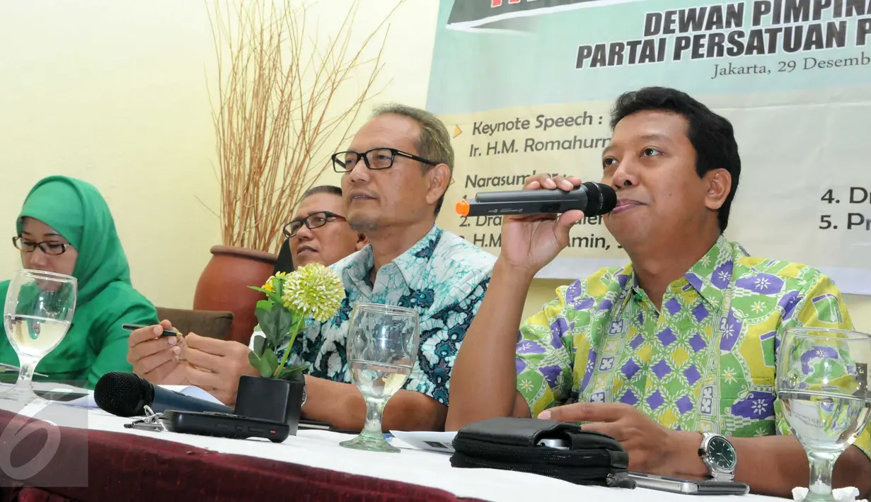 Ketum PPP hasil Muktamar Surabaya, Romahurmuziy, Sekjen PPP Aunur Rofiq, Ketua DPP PPP Bidang Hukum M Soleh Amin dan Waketum Ermalena Muslim (ka-ki) menyampaikan paparan pada Refleksi Akhir Tahun PPP di Jakarta, Selasa (29/12). (Liputan6.com/Helmi Afandi)