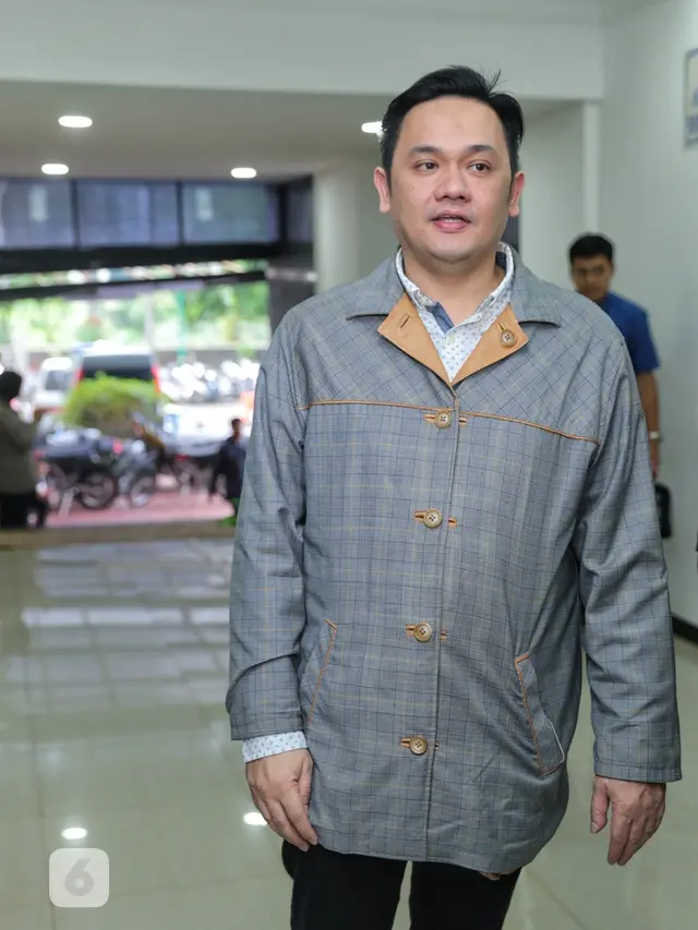 [Bintang] Banyak Pengacara Pamer Kekayaan, Ini Saran Farhat Abbas