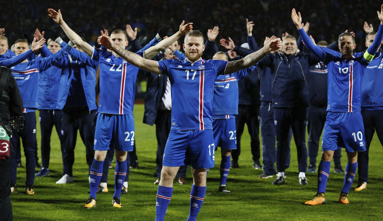 Islandia membuat kejutan lolos ke putaran final Piala Dunia 2018 setelah menyalip Kroasia di puncak klasemen dengan raihan 22 poin, atau unggul 2 poin dari Kroasia. (AP/Brynjar Gunnarsson).