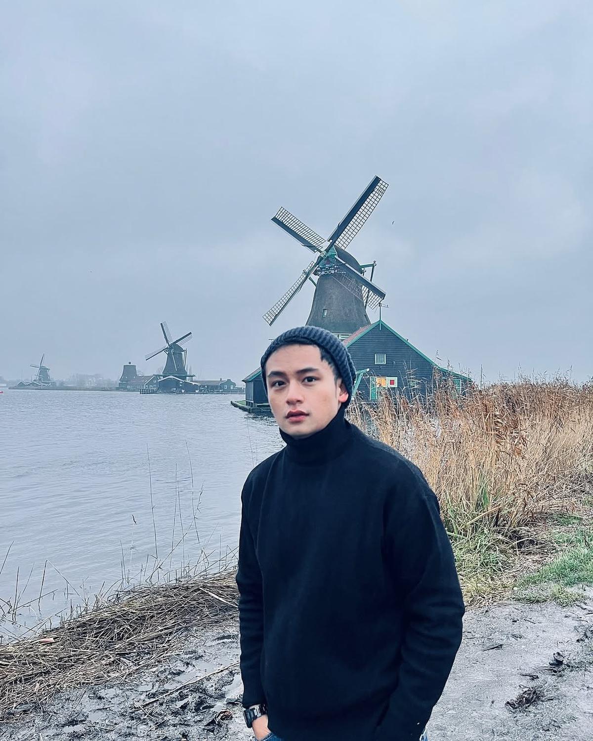 Potret Randy Martin saat Liburan di Luar Negeri, Gaya Penampilan Selalu Jadi Sorotan