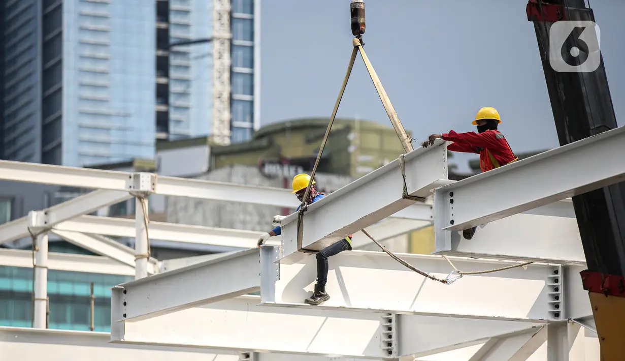 Pekerja menyelesaikan proyek revitalisasi Halte TransJakarta Bundaran Hotel Indonesia di Jakarta, Kamis (15/4/2022). PT TransJakarta menutup sementara sembilan halte TransJakarta saat proses konstruksi revitalisasi halte yang akan berlangsung sekitar enam bulan. (Liputan6.com/Faizal Fanani)
