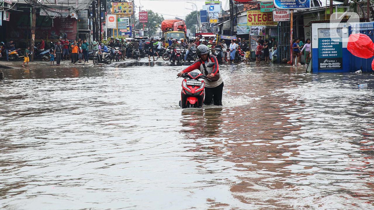 Jalur Penghubung Jakarta dan Kota Tangerang Terendam Banjir