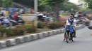 Seorang pembalap memacu motornya saat ikut dalam balapan liar di Jakarta, Minggu (27/5) pagi. Mereka memanfaatkan sepinya arus lalu lintas kendaraan untuk balapan liar. (Merdeka.com/Iqbal S Nugroho)