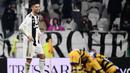 Ekspresi penyerang Juventus, Cristiano Ronaldo (kiri) saat pemain Parma mencetak gol ke gawang Juventus dalam lanjutan Serie A Italia di Allianz Stadium, Turin, Sabtu (2/2). Juventus ditahan imbang Parma dengan skor 3-3. (Marco BERTORELLO/AFP)