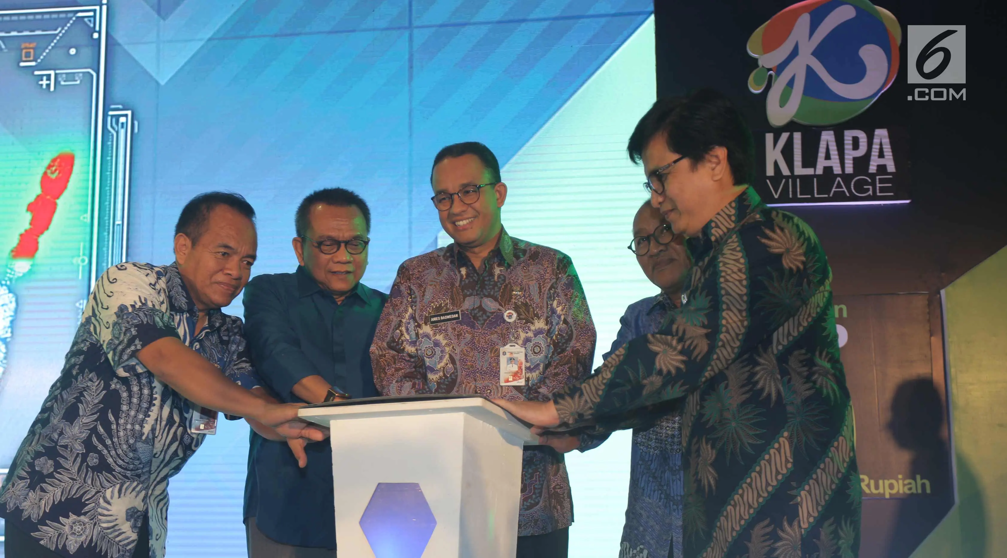 Gubernur DKI Jakarta Anies Baswedan saat peletakan batu pertama atau ground breaking, Jakarta, Kamis (18/1). Satu tower yang akan dibangun tahun ini memiliki total 703 unit. (Liputan6.com/Pool/Budi)