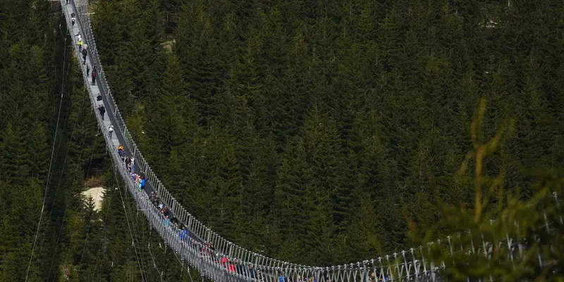 Melintasi Jembatan Gantung Terpanjang di Republik Ceko
