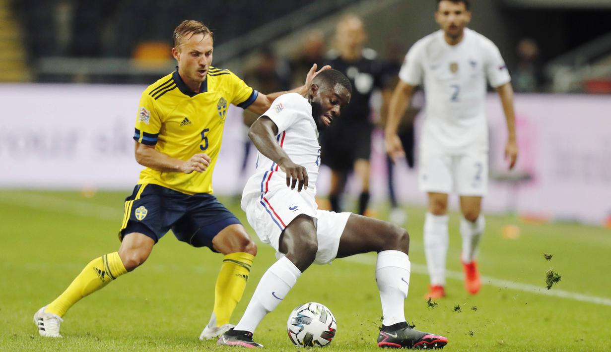 Pemain Prancis, Dayot Upamecano, berebut bola dengan pemain Swedia, Pierre Bengtsson, pada laga UEFA Nations League di Friends Arena, Minggu (6/9/2020). Prancis menang 1-0 atas Swedia. (Christine Olsson/TT via AP)