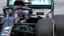 Rival Verstappen di klasemen, Lewis Hamilton berhasil merebut posisi kedua ketika balapan memasuki lap ke-22, setelah Lando Norris diganjar pinalti lima detik. Namun ia harus kembali turun posisi ketika mobil yang dikendarainya mengalami masalah pada lap ke-50. (Foto: AP/Darko Bandic)
