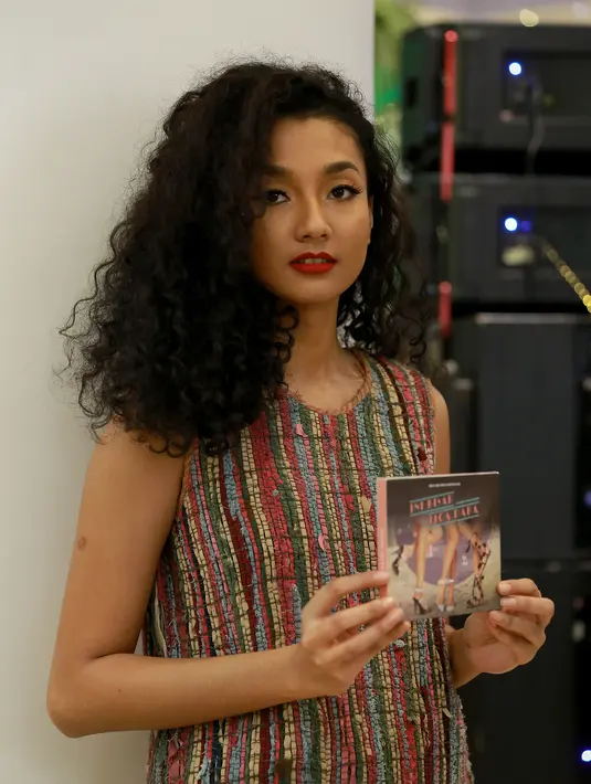 "Aku dijemur dengan bijaksana. Tiap hari dua jam sebelum syuting karena kulit kakak-kakaknya cokelat dan aku kan awalnya putih," ujar perempuan keturunan Sunda-Batak berusia 22 tahun tersebut. (Galih W. Satria/Bintang.com)