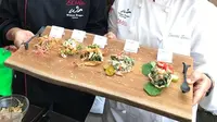 Chef Santhi Serad dan Chef Astrid Enricka menampilkan menu serba urap dalam acara penggalangan donasi untuk korban gempa Palu. (dok. Santhi Serad/Dinny Mutiah)