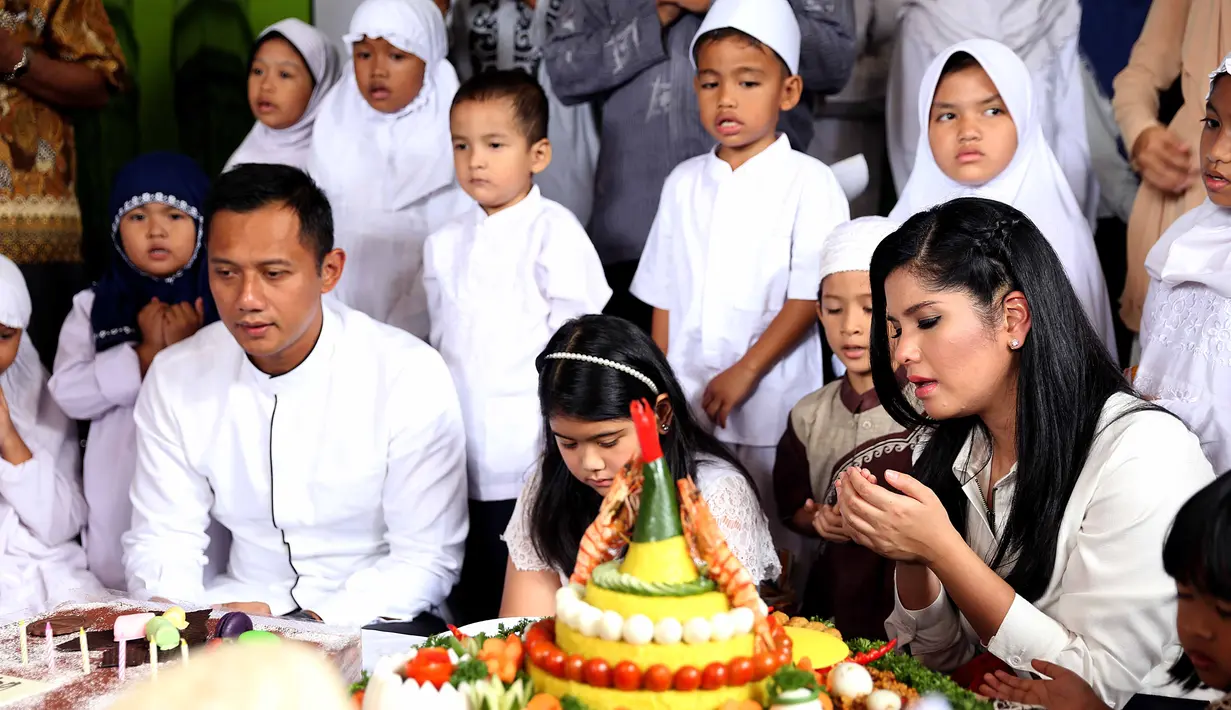 Memasuki usia ke-35, Annisa Pohan menggelar perayaan ulang tahun tersebut bersama Anak Yatim. Bersama suami dan anaknya, acara syukuran tersebut bernuansa putih. (Nurwahyunan/Bintang.com)