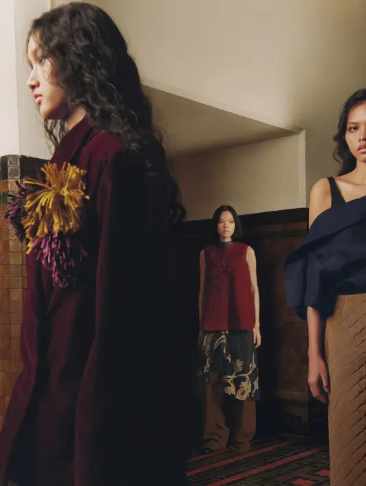 Detail yang mencuri perhatian dan tak tampak berlebihan terasa begitu pas dipandang. Dari motif bordir, volume, dan aksen sulam terlihat saling melengkapi. Ditambah hadirnya tekstur tiga dimensi ditampilkan bersama dengan sulam manik dan rajutan, yang bersanding selaras dengan material organza, satin, tule dan beludru. [ Foto dok: SAPTO DJOJOKARTIKO ]