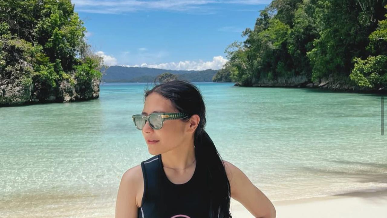 Pesona Pantai dan Buku Favorit, Prilly Latuconsina Pikat Ribuan Penggemar