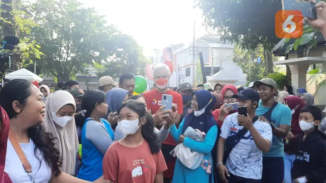 Gubernur Ganjar Layani Warga ber Swafoto di Acara Car Free Day Solo