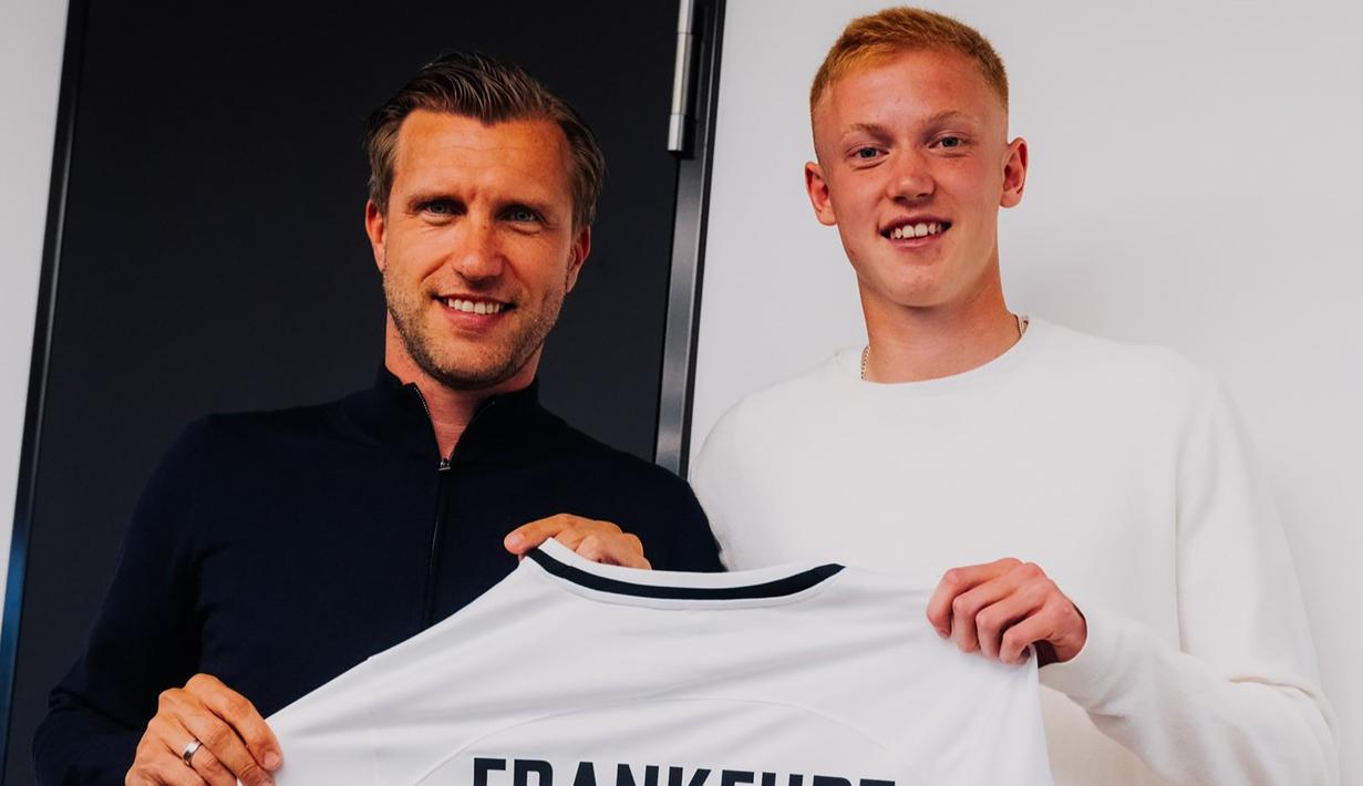 Dipromosikan ke tim utama Malmo FF sejak tengah musim 2021/2022, Hugo Larsson (kanan) yang hingga akhir 2022/2023 total tampil dalam 61 laga dengan torehan 3 gol dan 4 assist, akhirnya dilepas ke Eintracht Frankfurt pada awal musim 2023/2024. Bersama Timnas Swedia ia baru mengoleksi 2 caps sejak debut pada 9 Januari 2023. (en.eintracht.de)