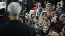 Ganjar yang dikerumuni warga berdiri tepat di tengah masyarakat desa. (Liputan6.com/Faizal Fanani)