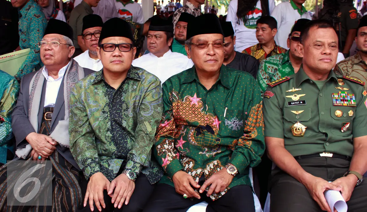 Ketua Umum PBNU KH. Said Aqil Siradj bersama Rais Am PBNU KH. Ma'ruf Amin, Panglima TNI Jenderal TNI Gatot Nurmantyo, dan Ketua Umum PKB Muhaimin Iskandar saat menghadiri acara kirab Resolusi Jihad NU di Jakarta, Kamis, (22/10).(Liputan6.com/Johan Tallo)
