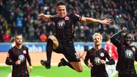 Video highlights kala Anis Ben Hatira berhasil mencetak gol berkelas dari sudut sempit kala Frankfurt berjumpa Hannover di Bundesliga