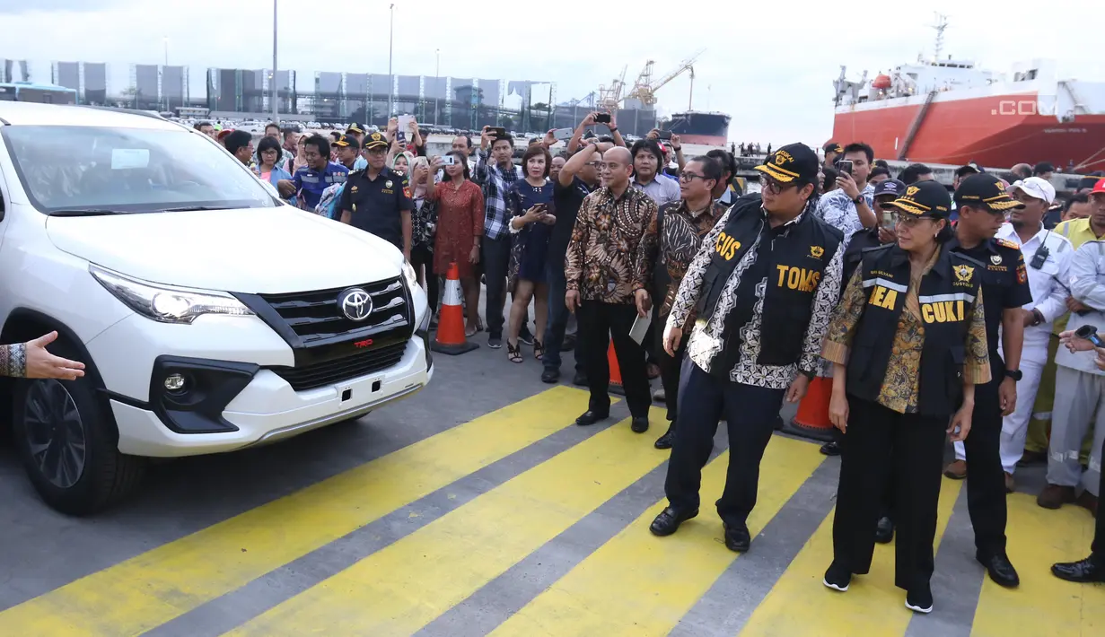 Menkue Sri Mulyani dan Menperin Airlangga Hartarto saat meluncurkan simplifikasi prosedur ekspor mobil utuh (completely build up/CBU) di Pelabuhan Tanjung Priok, Jakarta, Selasa (12/2). (Liputan6.com/Angga Yuniar)