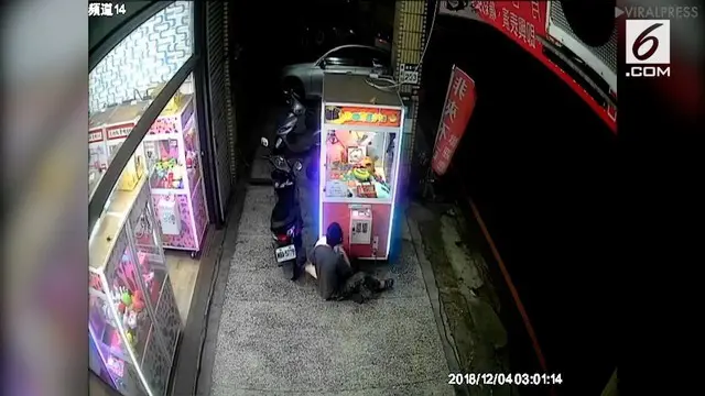 Demi mendapat mainan yang diinginkan, seorang pria di Taiwan nekat masuk ke mesin capit boneka.