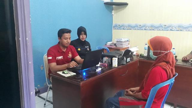 Tersangka penganiayaan anak tiri, AM saat diperiksa petugas di Mapolres Purbalingga. (Foto: Liputan6.com/Galoeh Widura).