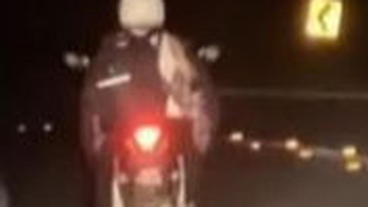 Viral Pengendara Mobil Rela Jalan Lambat di Belakang Motor Bapak Ini, Aksinya Banjir Pujian